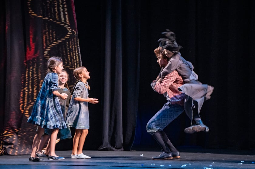 Scena otwierająca musical &bdquo;I statek płynie&rdquo; na scenie Teatru Muzycznego Capitol