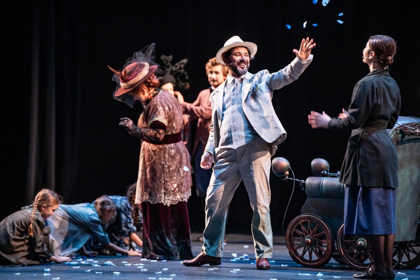 Scena otwierająca musical &bdquo;I statek płynie&rdquo; na scenie Teatru Muzycznego Capitol