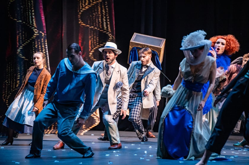 Scena otwierająca musical &bdquo;I statek płynie&rdquo; na scenie Teatru Muzycznego Capitol