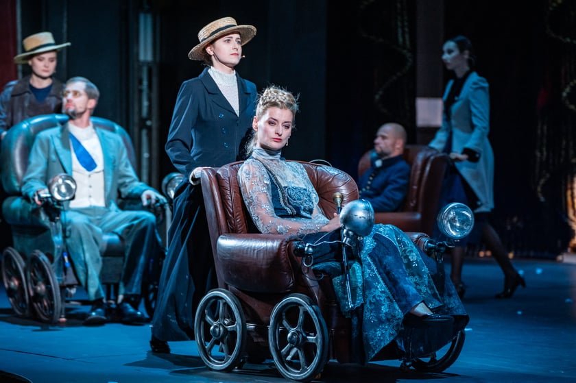 Scena otwierająca musical &bdquo;I statek płynie&rdquo; na scenie Teatru Muzycznego Capitol