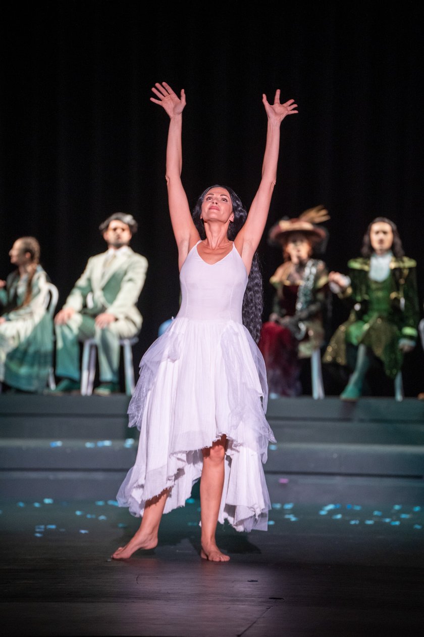 Scena otwierająca musical &bdquo;I statek płynie&rdquo; na scenie Teatru Muzycznego Capitol