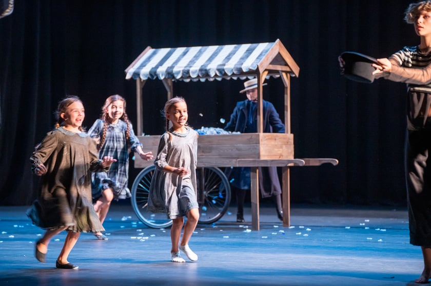 Scena otwierająca musical &bdquo;I statek płynie&rdquo; na scenie Teatru Muzycznego Capitol