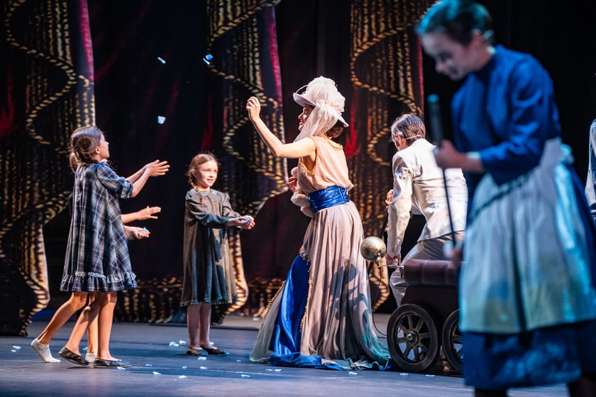 Scena otwierająca musical &bdquo;I statek płynie&rdquo; na scenie Teatru Muzycznego Capitol