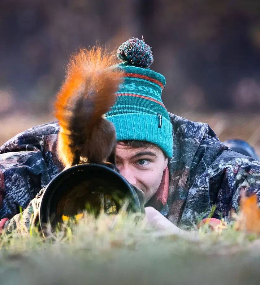 Mateusz Piesiak podczas fotografowania
