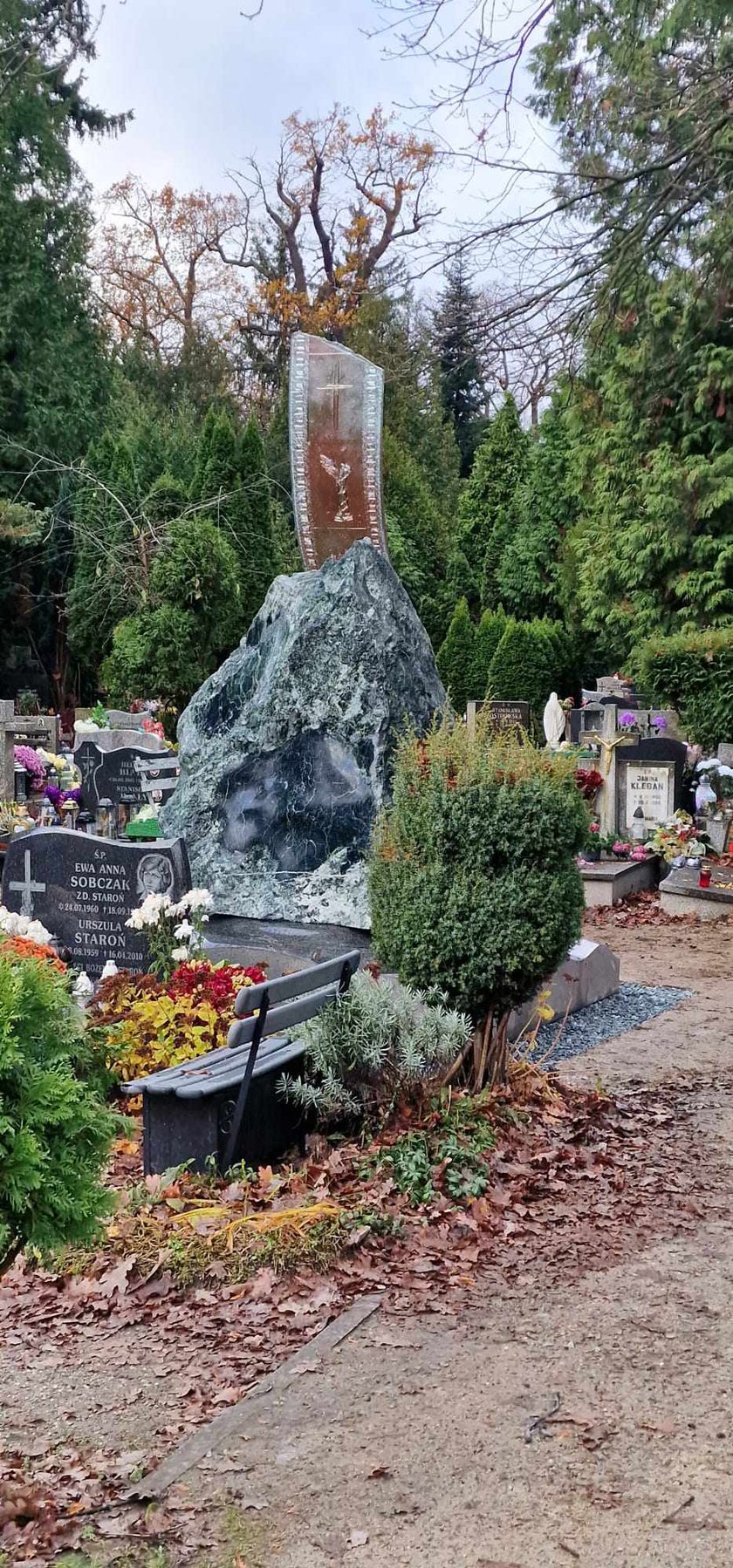 Pomnik nagrobny reżysera Sylwestra Chęcińskiego na cmentarzu Grabiszyńskim