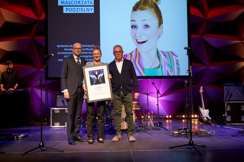 Wiceprezydent Wrocławia Jakub Mazur, Małgorzata Podzielny, laureatka w dziedzinie Muzyka poważna, Jerzy Pietraszek, dyrektor Wydziału Kultury UM