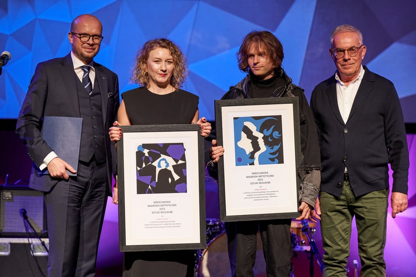 Wiceprezydent Wrocławia Jakub Mazur, Joanna Kobyłt i Paweł Baśnik, laureaci w dziedzinie Sztuki wizualne, Jerzy Pietraszek, dyrektor Wydziału Kultury UM