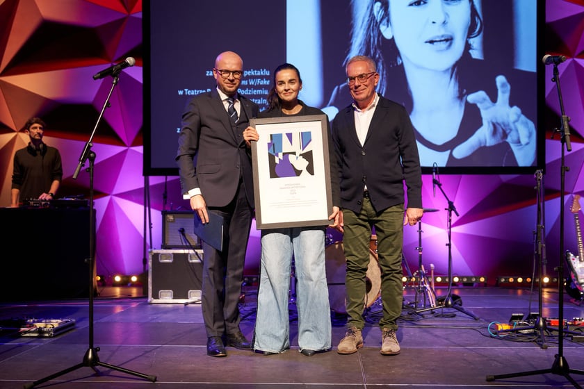 Wiceprezydent Wrocławia Jakub Mazur, Katarzyna Kalwat, laureatka w dziedzinie Teatr, Jerzy Pietraszek, dyrektor Wydziału Kultury UM