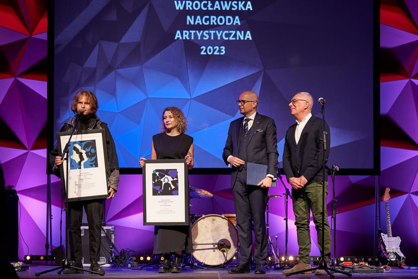 Wiceprezydent Wrocławia Jakub Mazur, Joanna Kobyłt i Paweł Baśnik, laureaci w dziedzinie Sztuki wizualne, Jerzy Pietraszek, dyrektor Wydziału Kultury UM