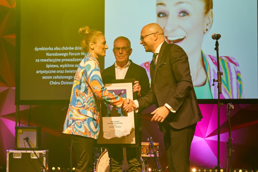 Małgorzata Podzielny, laureatka w dziedzinie Muzyka poważna, Jerzy Pietraszek, dyrektor Wydziału Kultury UM, wiceprezydent Wrocławia Jakub Mazur,