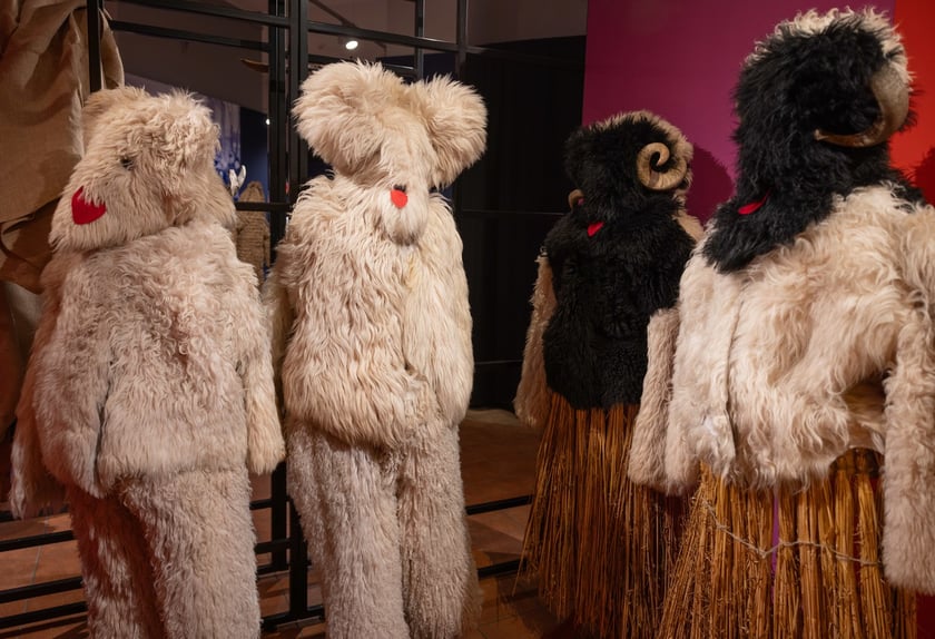 Eksponaty na wystawie&nbsp;&bdquo;Zaklinacze czasu. Kolędniczy teatr obrzędowy&rdquo; w Muzeum Etnograficznym&nbsp;