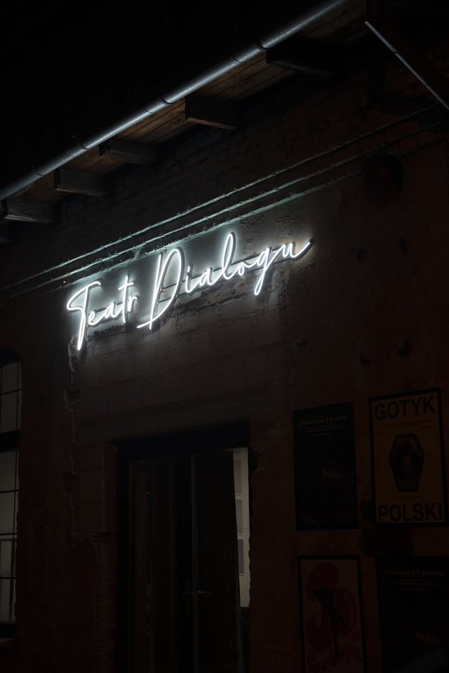 Neon Teatru Dialogu w kompleksie Dawnej Pralni