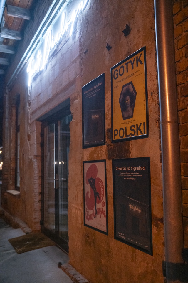 Wejście do Teatru Dialogu w kompleksie Dawnej Pralni