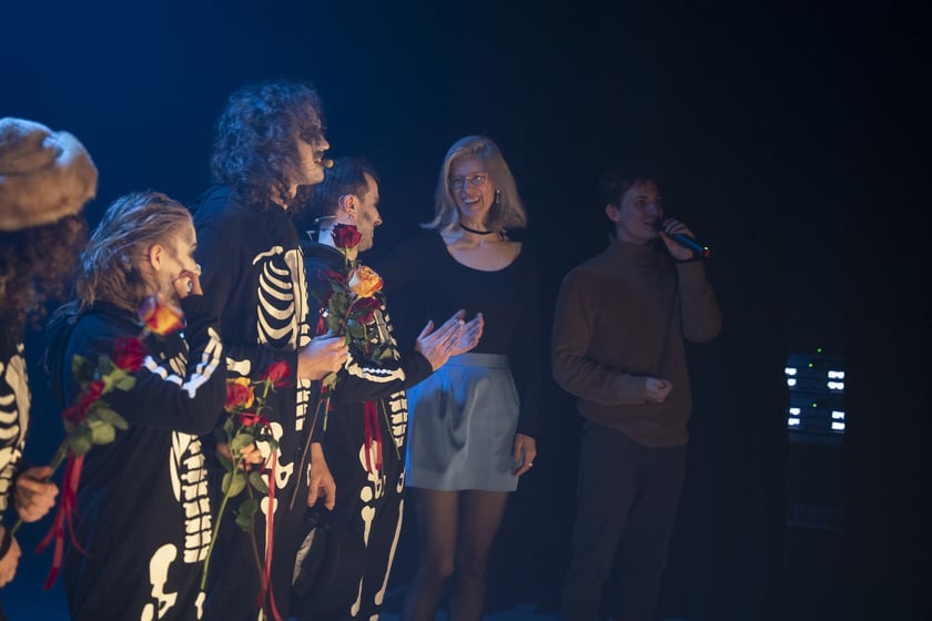 Spektakl &bdquo;Gotyk polski&rdquo; &ndash; pierwsza premiera Teatru Dialogu w Dawnej Pralni &ndash; obok aktor&oacute;w autorka sztuki Agnieszka Wolny-Hamkało