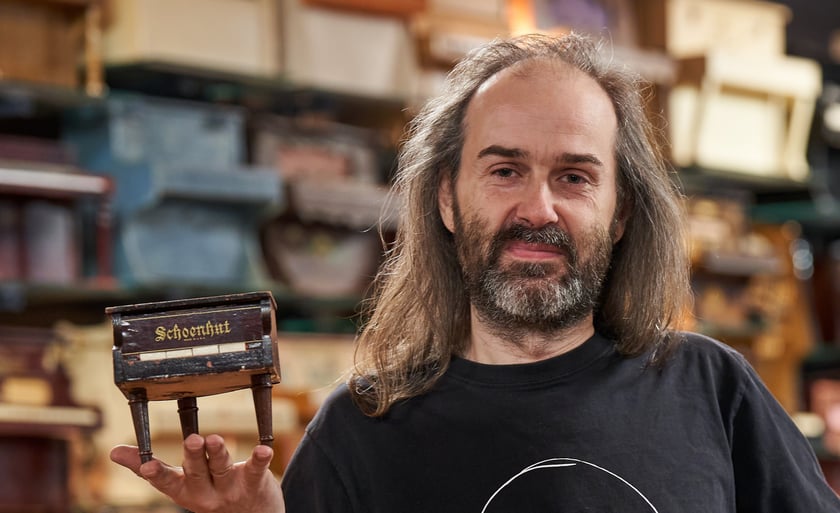 Paweł Romańczuk i instrument z manufaktury Schoenhut