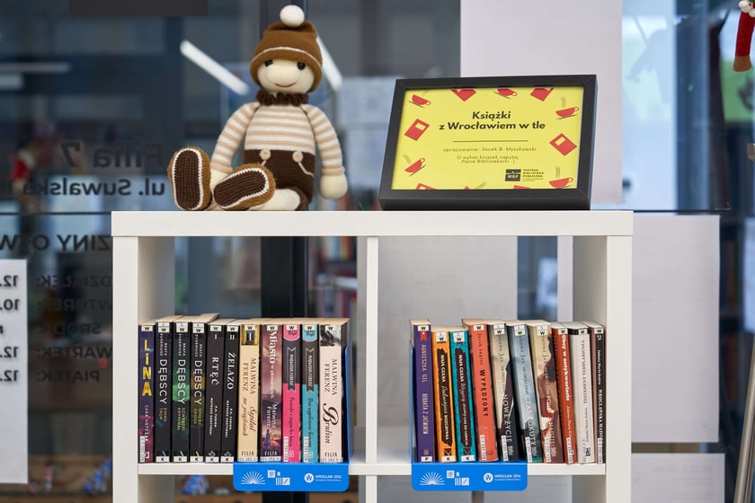 W bibliotece przy ul. Suwalskiej można znaleźć specjalny regał z książkami, w których pojawia się Wrocław