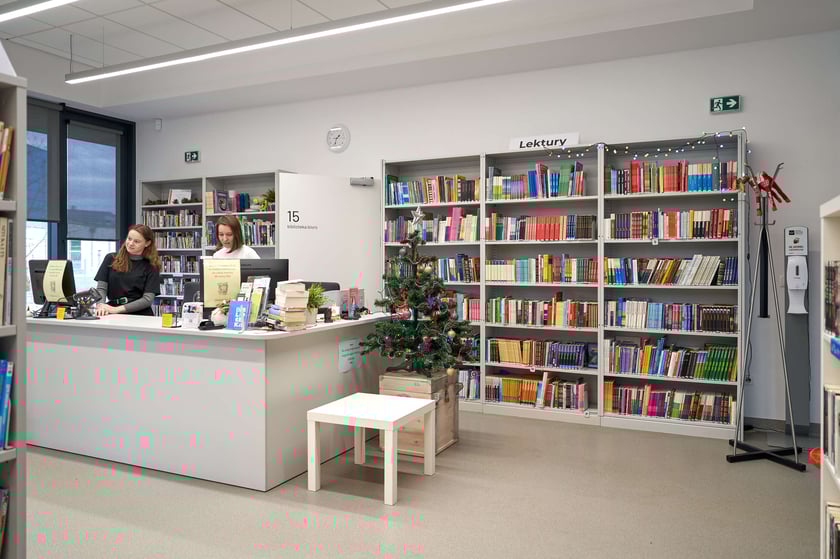 W bibliotece przy ul. Suwalskiej można znaleźć specjalny regał z książkami, w których pojawia się Wrocław