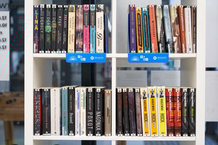 W bibliotece przy ul. Suwalskiej można znaleźć specjalny regał z książkami, w których pojawia się Wrocław