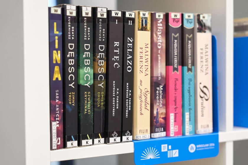 W bibliotece przy ul. Suwalskiej można znaleźć specjalny regał z książkami, w których pojawia się Wrocław