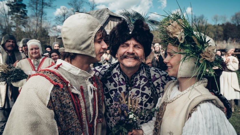 W środku Bartłomiej Topa jako szlachcic Jan Paweł w serialu "1670" Netflixa, kt&oacute;ry zajął drugie miejsce w naszym rangingu.&nbsp;