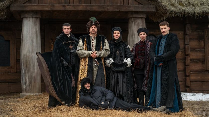 Rodzina Jana Pawła z Adamczychy (w tej roli Bartłomiej Topa), czyli plan serialu "1670" Netflixa.&nbsp;