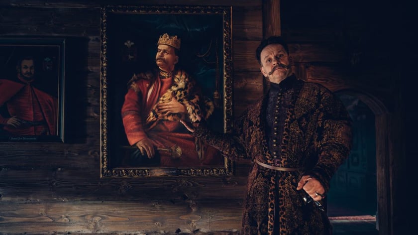 Jan Paweł, gł&oacute;wny bohater serialu "1670" ze swoim kr&oacute;lewskim portretem