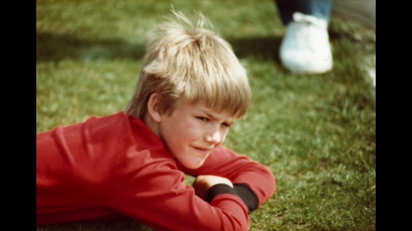 Kadr z serialu "Beckham" - na zdjęciu mały David na boisku