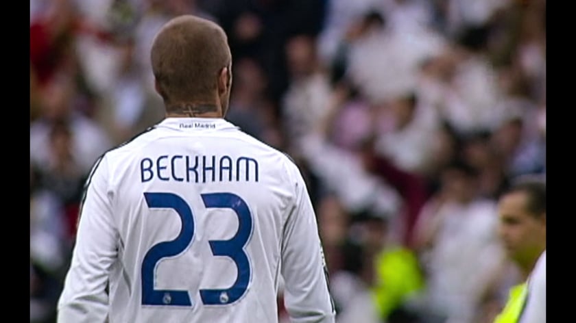 Kadr z serialu Netflixa "Beckham" - numer 7 w naszym zestawieniu. Na zdjęciu David Beckham w koszulce z nr 23
