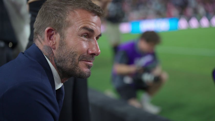 Kadr z serialu "Beckham". David - portret, podczas oglądania meczu