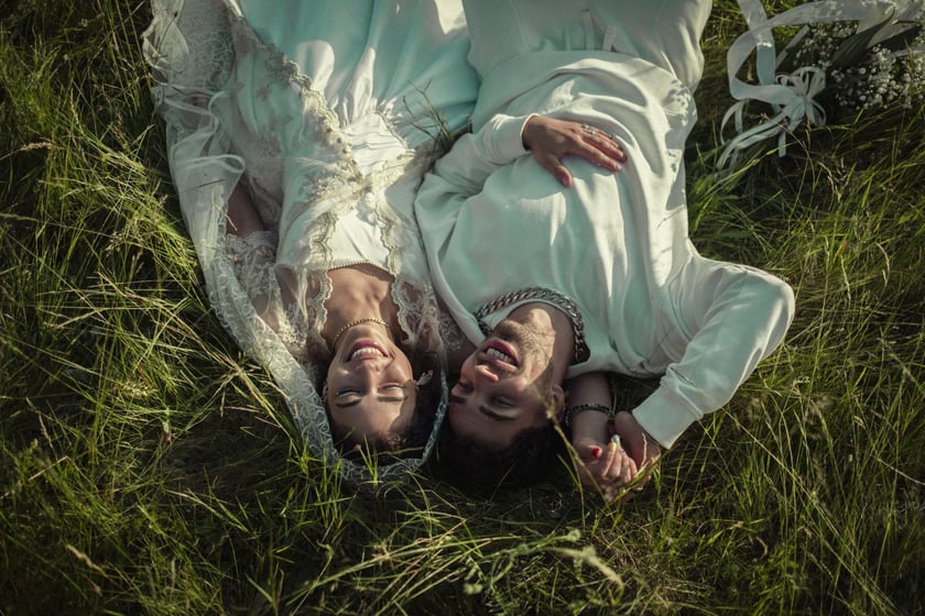 "Zjadam twoje serce, piję twoją duszę" - tak "po romsku" wyznają sobie miłość młodzi kochankowie - Gita i Tagar, bohaterowie serialu "Infamia" Netflixa. I jest to jeden z najpiękniejszych moment&oacute;w w tej wciągającej opowieści.&nbsp;