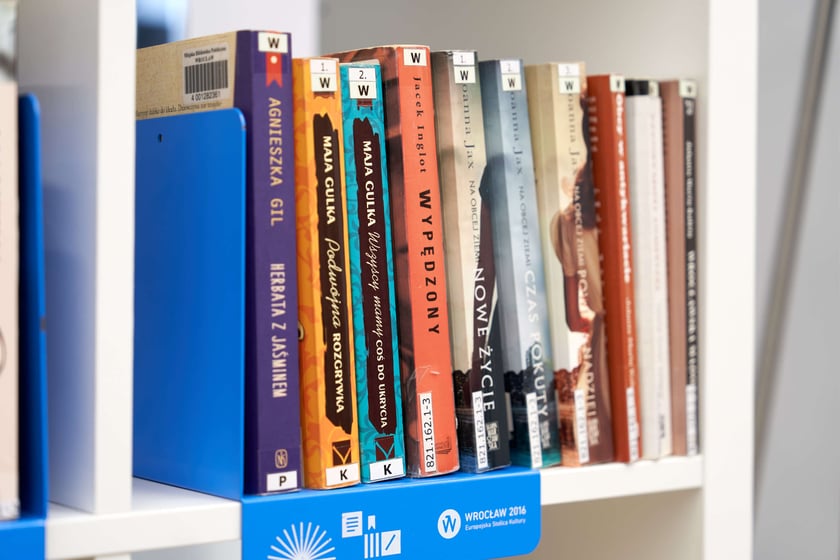 Książki z Wrocławiem w tle na specjalnym "wrocławskim" regale w bibliotece na Maślicach