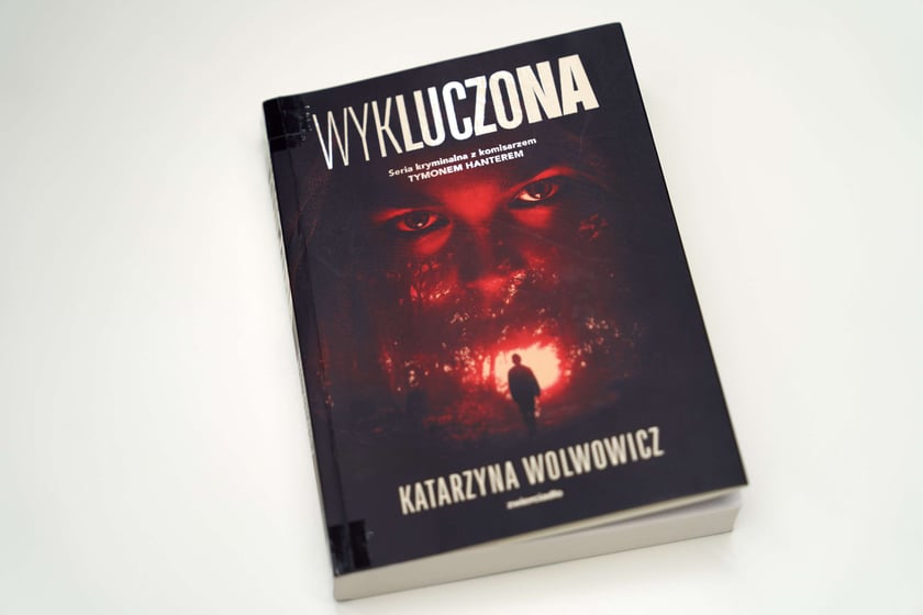 Książki z Wrocławiem w tle na specjalnym "wrocławskim" regale w bibliotece na Maślicach