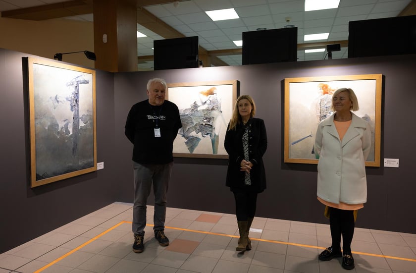 Zdjęcie z wystawy "Beksiński we Wrocławiu" - 2023 rok, w środku: Dorota Szomko-Osękowska