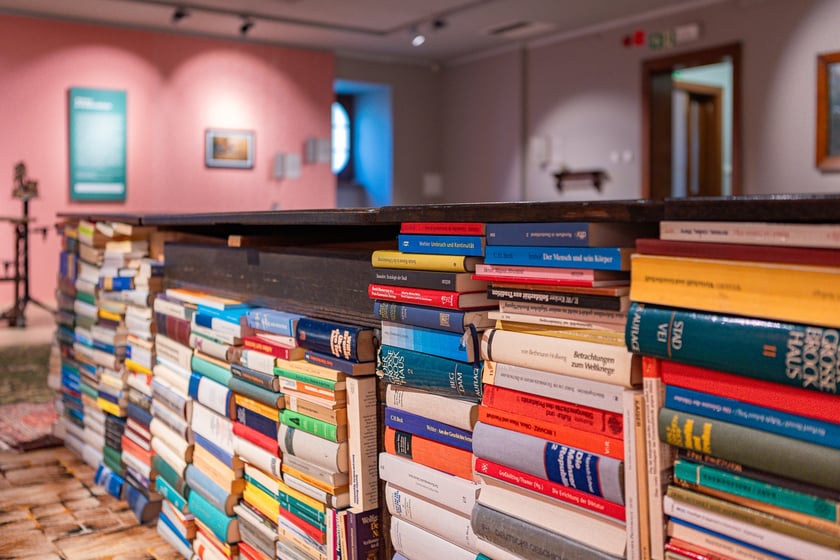 Wystawa &bdquo;Rzeczy przysposobione&rdquo; w Muzeum Etnograficznym do 25 sierpnia &ndash;na pierwszym planie st&oacute;ł-instalacja artystyczna Łukasza Skąpskiego&nbsp;