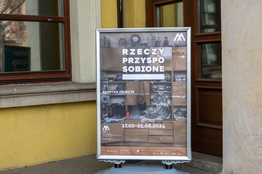 Plakat wystawy &bdquo;Rzeczy przysposobione&rdquo; w Muzeum Etnograficznym &ndash; na plakacie wykorzystano zdjęcie Łukasza Skąpskiego