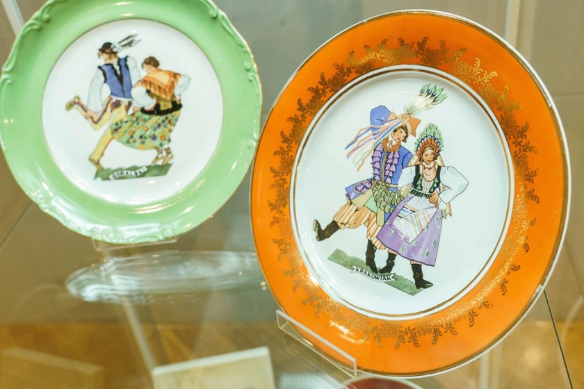 Wystawa &bdquo;Chłopi&rdquo; w Pałacu Kr&oacute;lewskim &ndash; porcelana z Ćmielowa z wzorami projektu Zofii Stryjeńskiej