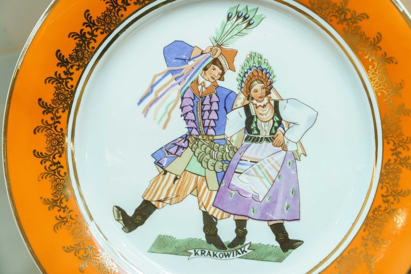 Wystawa &bdquo;Chłopi&rdquo; w Pałacu Kr&oacute;lewskim &ndash; porcelana z Ćmielowa z wzorami projektu Zofii Stryjeńskiej