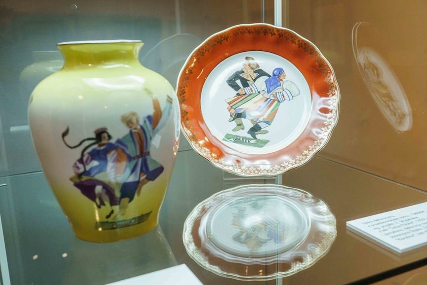 Wystawa &bdquo;Chłopi&rdquo; w Pałacu Kr&oacute;lewskim &ndash; porcelana z Ćmielowa z wzorami projektu Zofii Stryjeńskiej