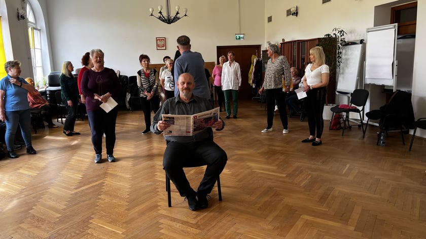 Seniorzy - uczestnicy warsztatów aktorskich w ramach Wrocławskiego Filmowego Centrum Seniora
