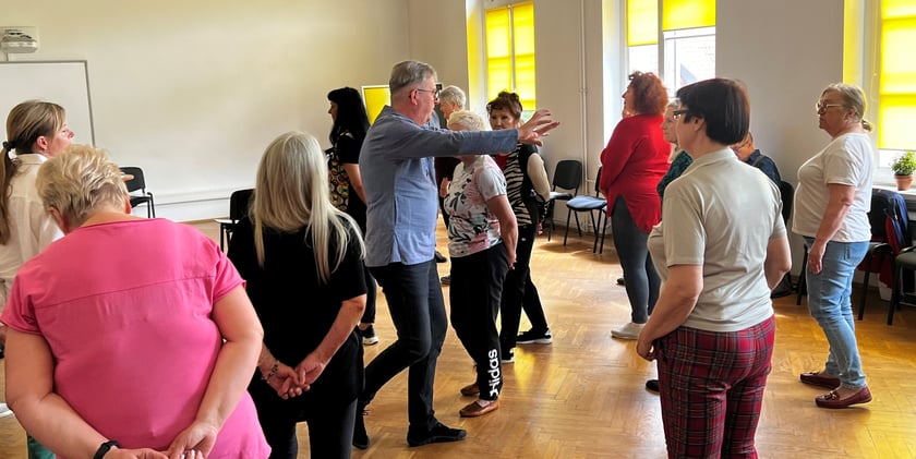Seniorzy - uczestnicy warsztatów aktorskich w ramach Wrocławskiego Filmowego Centrum Seniora