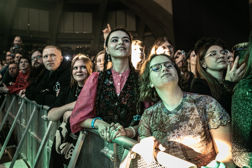 Publiczność na koncercie Darii Zawiałow w Hali Stulecia