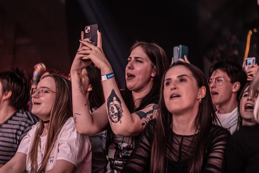 Publiczność na koncercie Darii Zawiałow w Hali Stulecia
