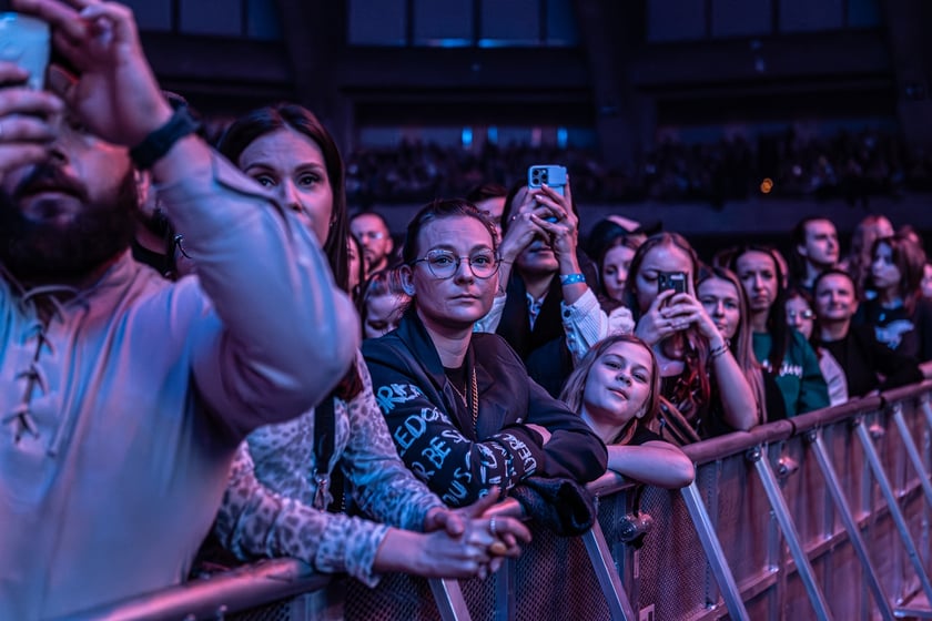 Publiczność na koncercie Darii Zawiałow w Hali Stulecia