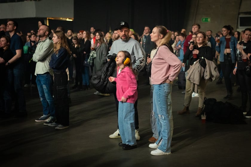 Publiczność na koncercie Darii Zawiałow w Hali Stulecia