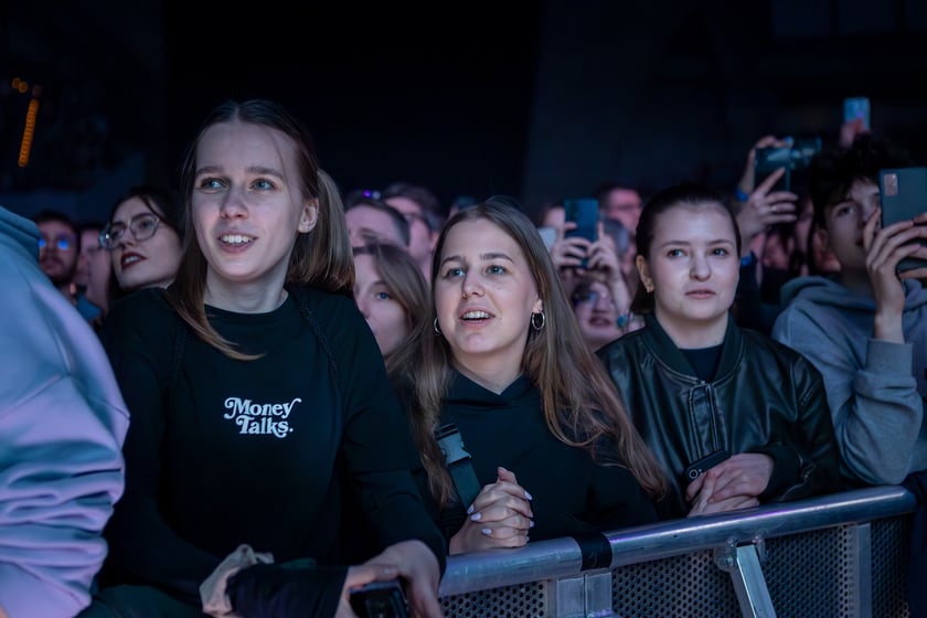Publiczność na koncercie Darii Zawiałow w Hali Stulecia