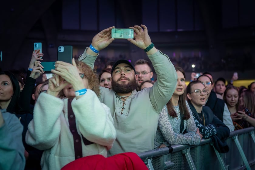 Publiczność na koncercie Darii Zawiałow w Hali Stulecia