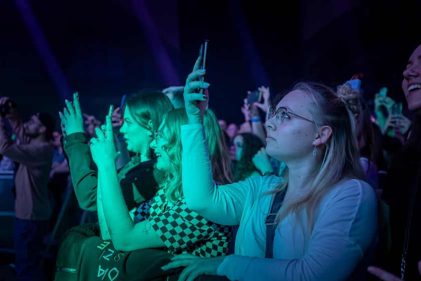 Publiczność na koncercie Darii Zawiałow w Hali Stulecia