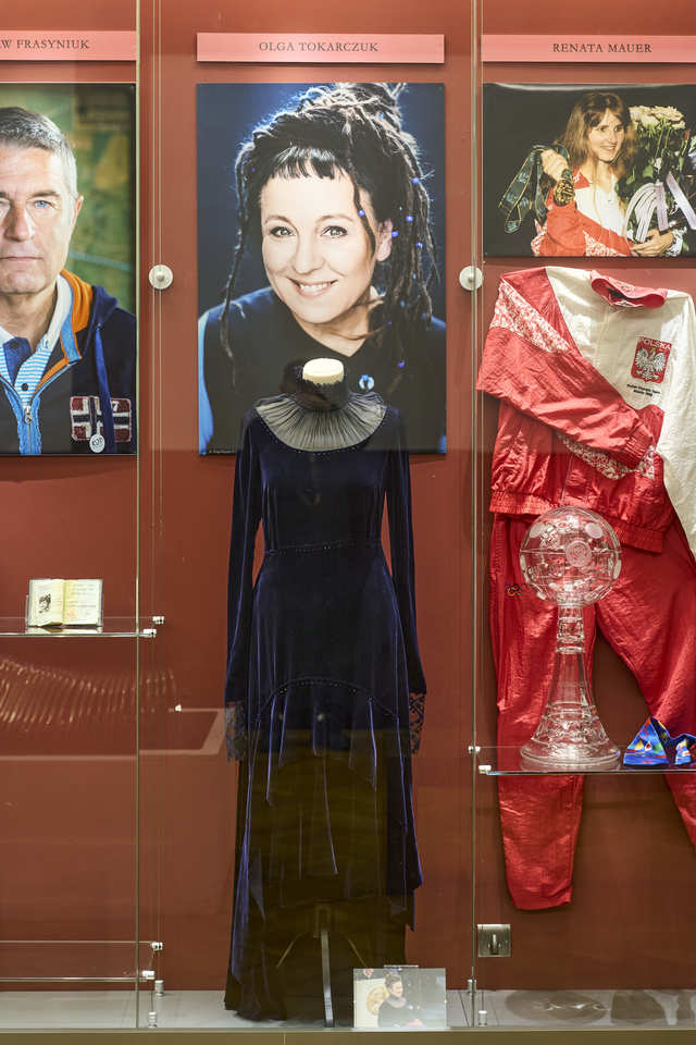 Suknia noblowska Olgi Tokarczuk w gablocie na wystawie stałej w Pałacu Kr&oacute;lewskim