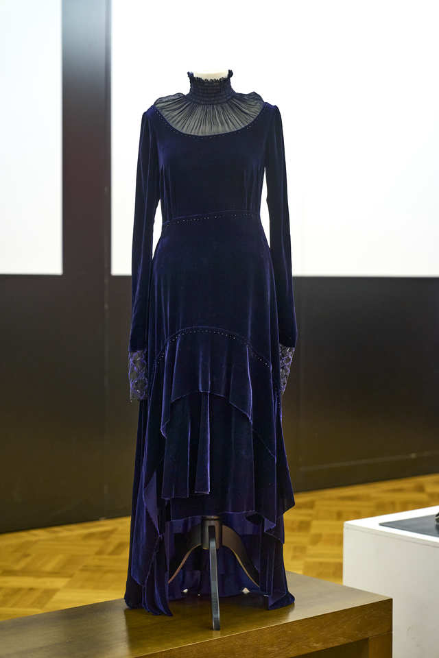 Powiększ obraz: <p>Suknia noblowska Olgi Tokarczuk na wystawie stałej w Pałacu Kr&oacute;lewskim</p>
