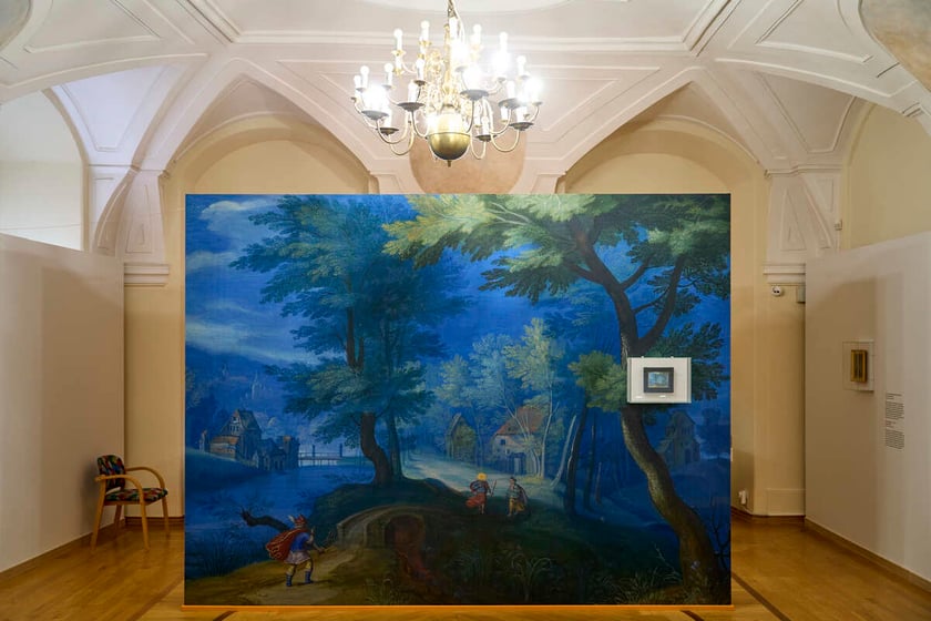 Wystawa &bdquo;Historia nie/oczywista. 200 lat Muzeum Książąt Lubomirskich&rdquo; w Ossolineum &ndash; miniatura Breughla (z prawej) powiększona wielokrotnie na specjalnym pł&oacute;tnie